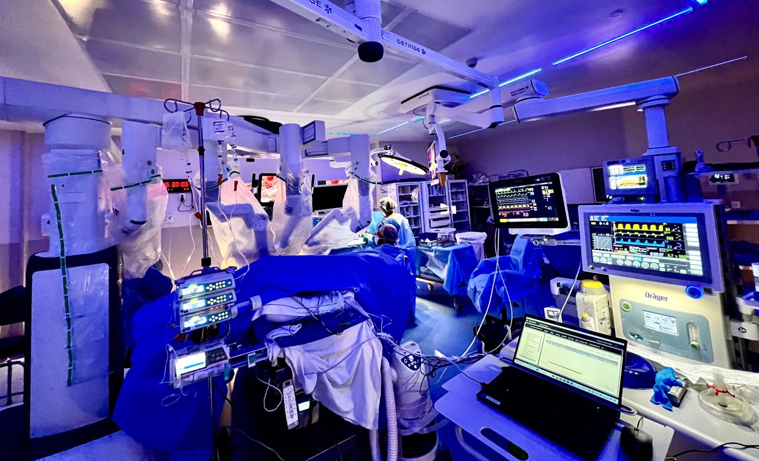 Plataforma de cirurgia robótica em centro cirúrgico, em fotografia de acervo próprio e sem identificação do paciente