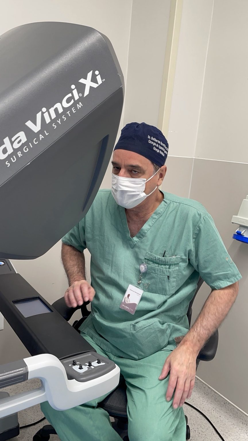 Dr. Guilherme Berenhauser Leite operando no console robótico