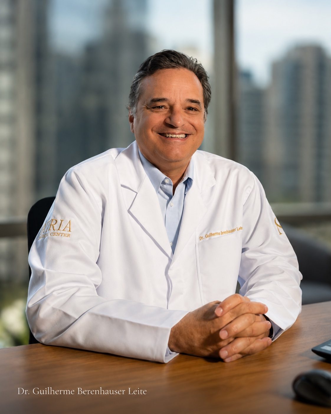 Dr. Guilherme Berenhauser Leite em seu consultório
